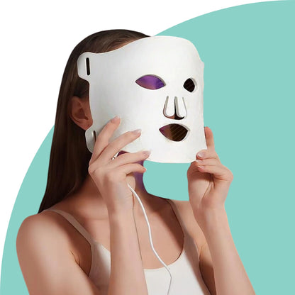 Mulher utilizando a Máscara Facial de Terapia de Luz LED da Aluna para um tratamento de pele avançado em casa.